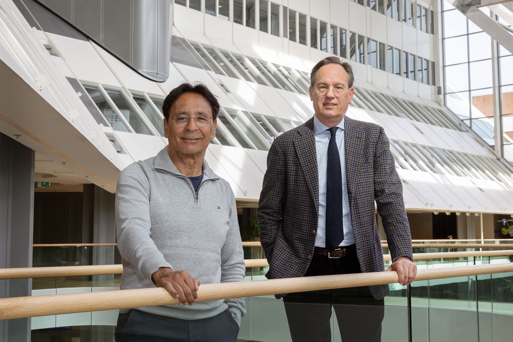 Tjeerd van der Zwan en Jan-Nico Appelman in het stadhuis van Lelystad