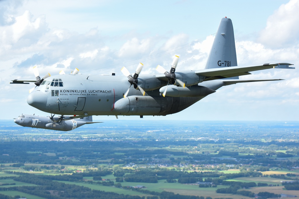 Een transportvliegtuig van de koninklijke luchtmacht in de lucht