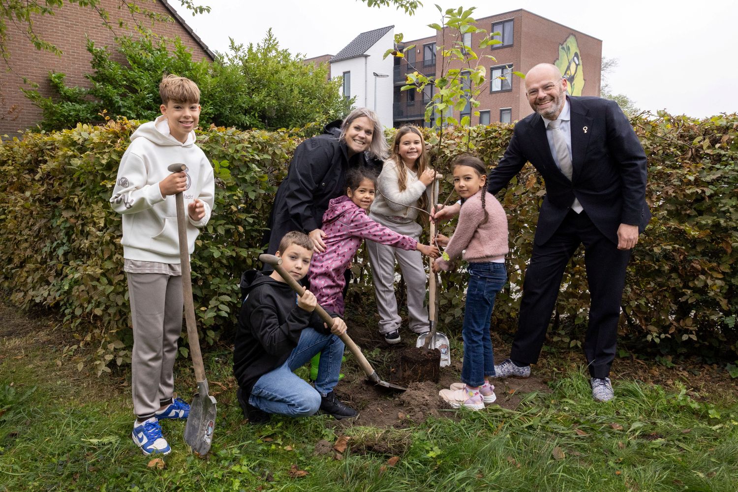 Wethouder Bakelaar en kinderen van de basisschool planten een boom