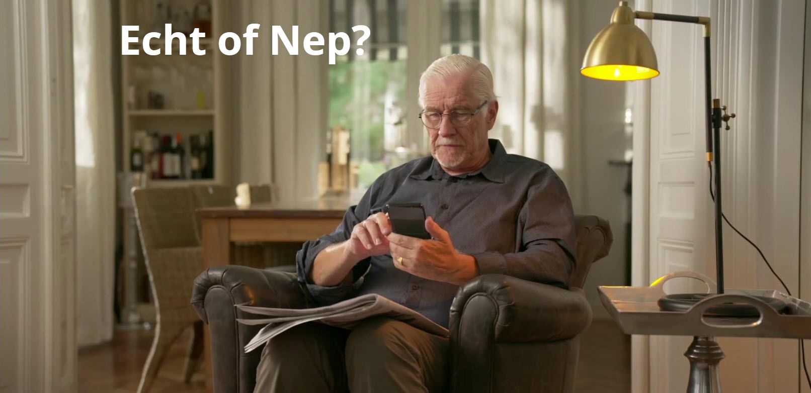 Man in een stoel op zijn telefoon