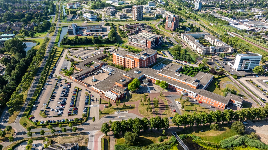 Het ziekenhuis en omliggende gebied vanuit de lucht gezien