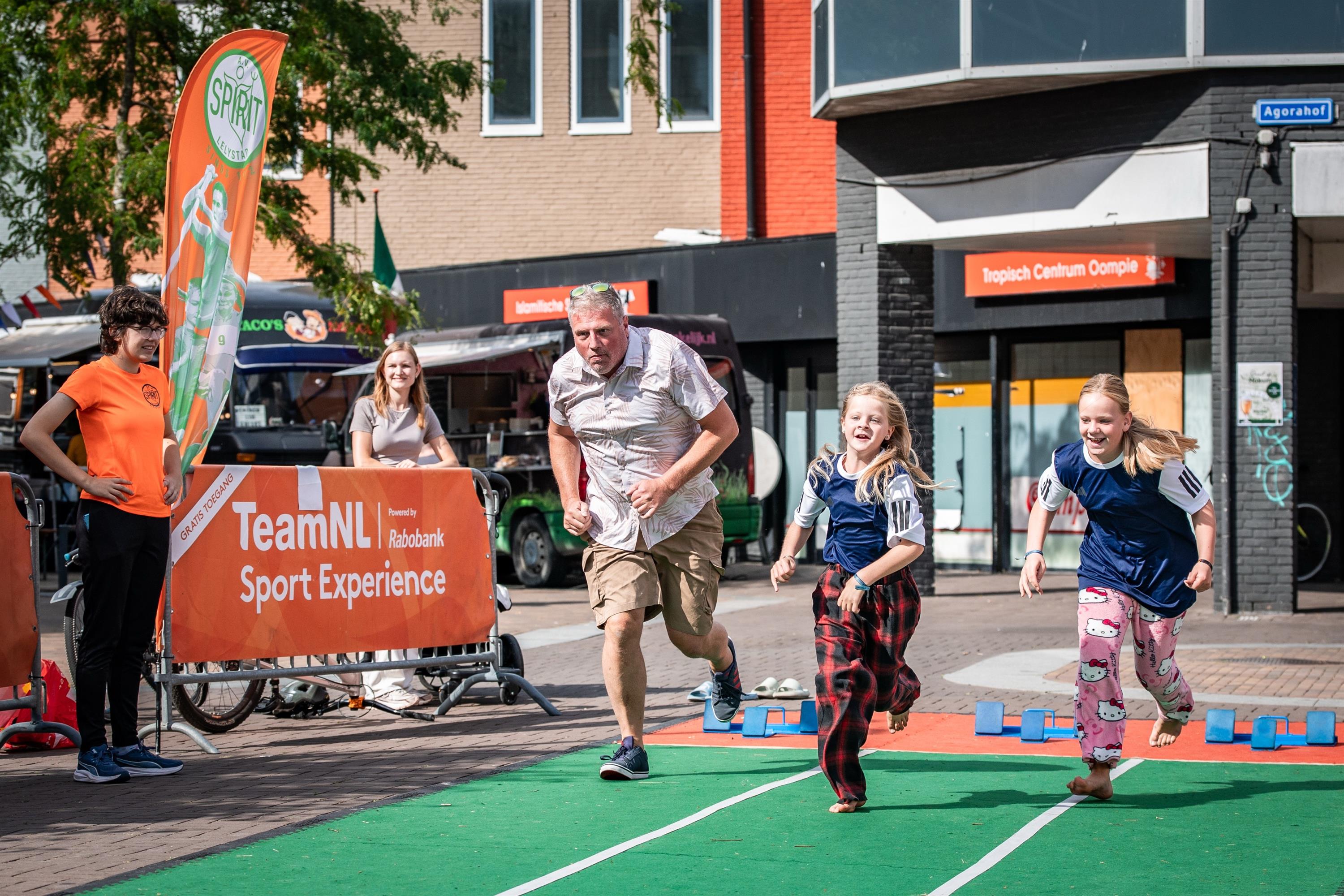Deelnemers in actie tijdens de Zomerparade