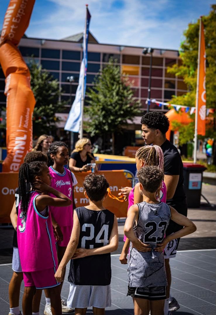 Kinderen nemen deel aan een activiteit