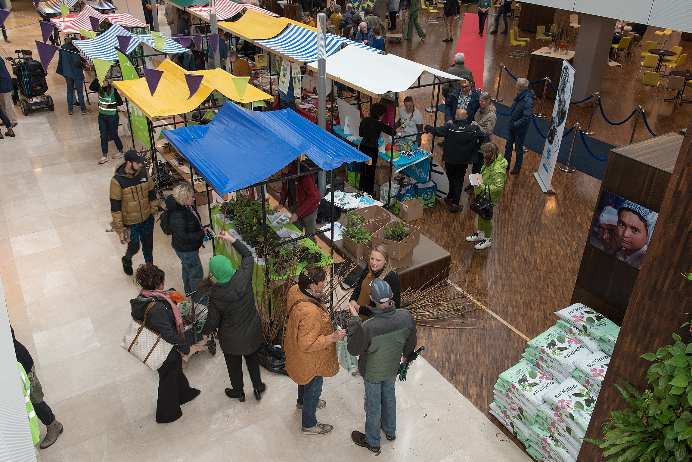 Foto van de klimaatmarkt, van bovenaf zijn sommige kraampjes te zien