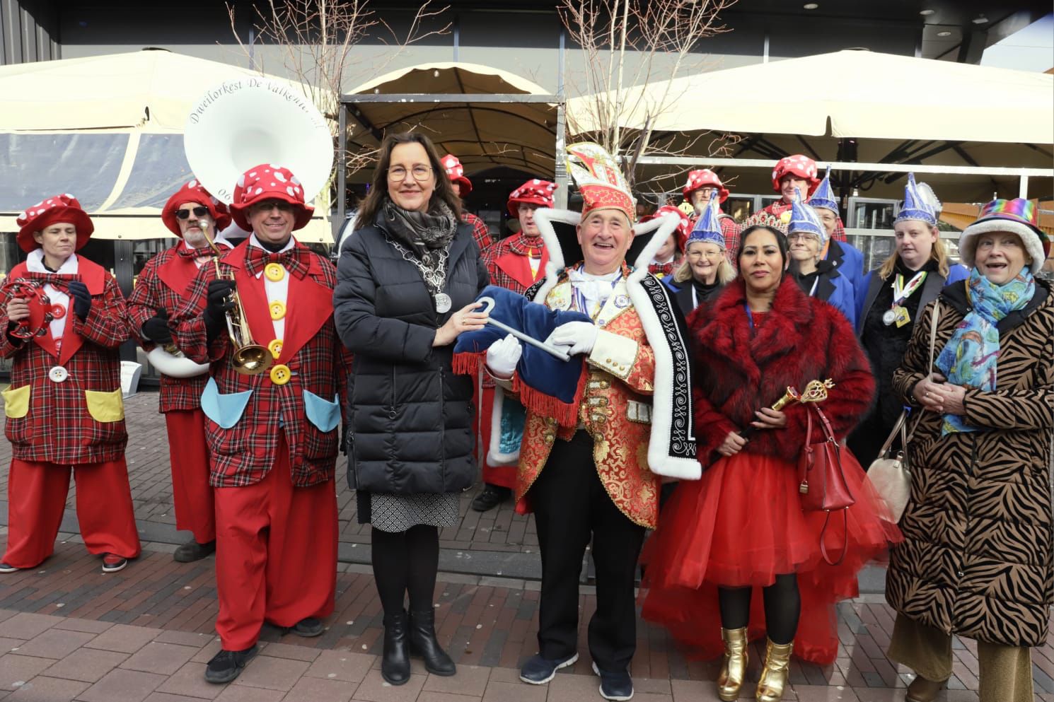 Burgemeester Mieke Baltus overhandigt de stadssleutel aan Prins Carnaval