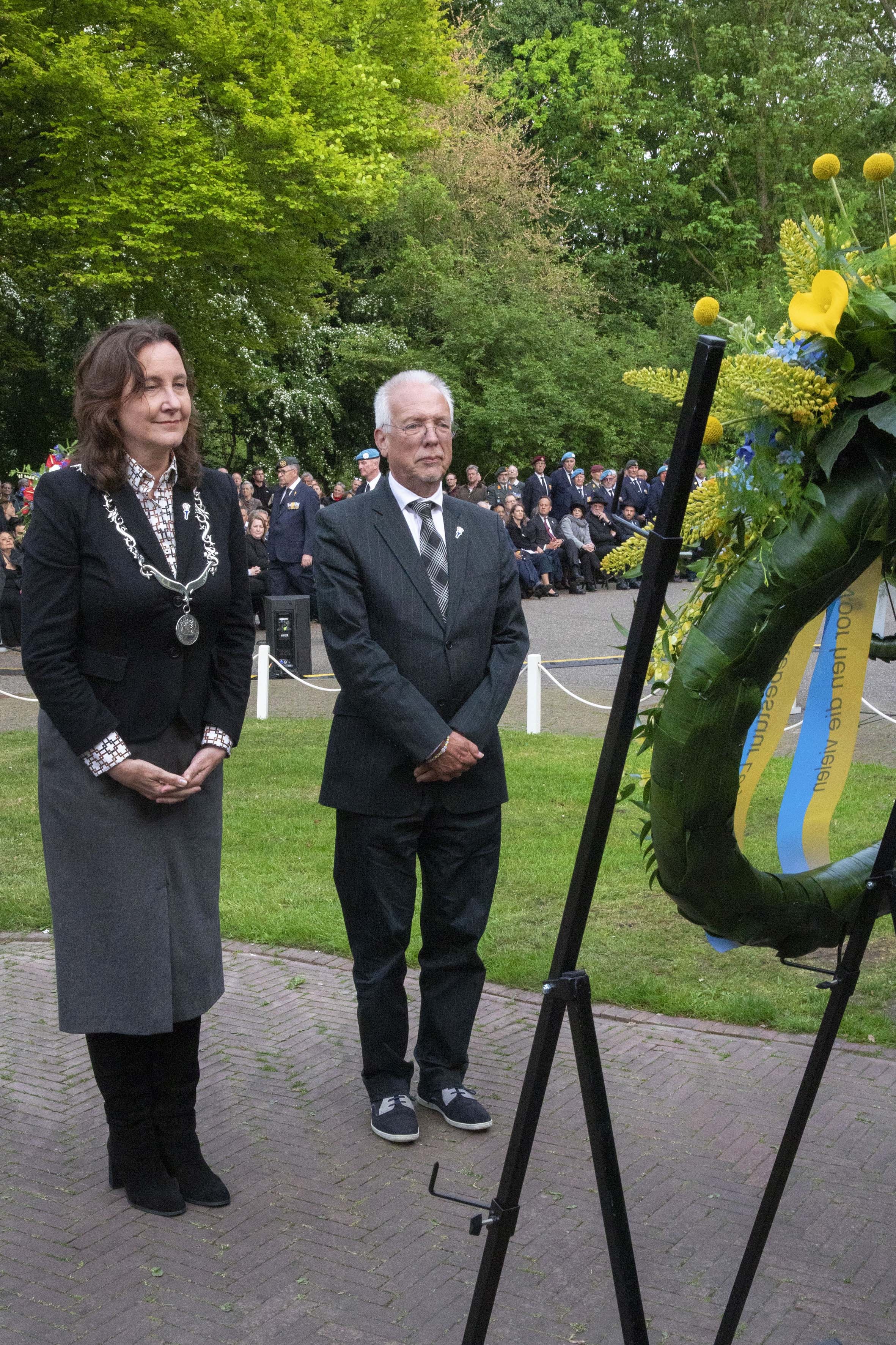 Burgemeester Mieke Baltus en wethouder Sjaak Kruis betuigen hun eer bij het herdenkingsmonument in het Stadshart