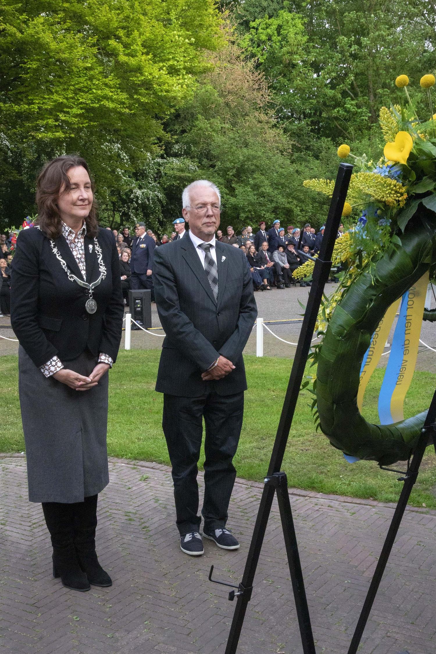 Burgemeester Mieke Baltus en wethouder Sjaak Kruis betuigen hun eer bij het herdenkingsmonument in het Stadshart