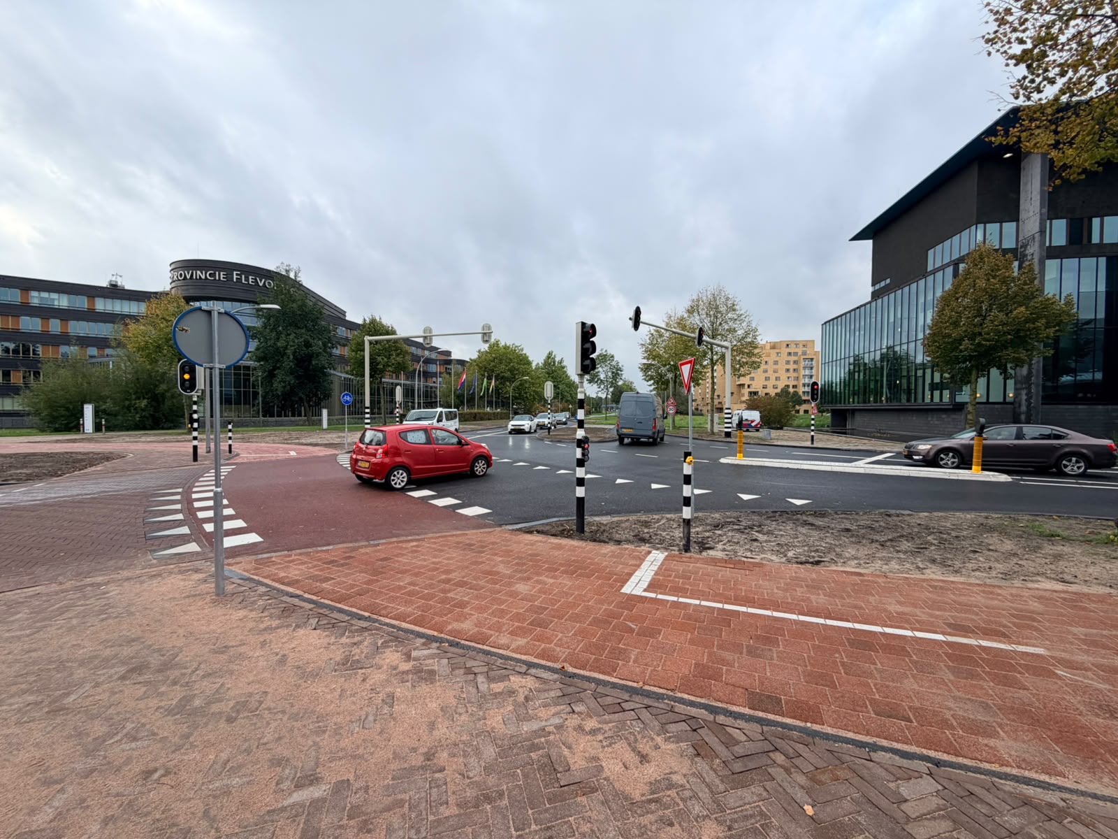 Het nieuwe voorrangskruispunt van de Visarenddreef, Stationslaan en Middenweg bij het station