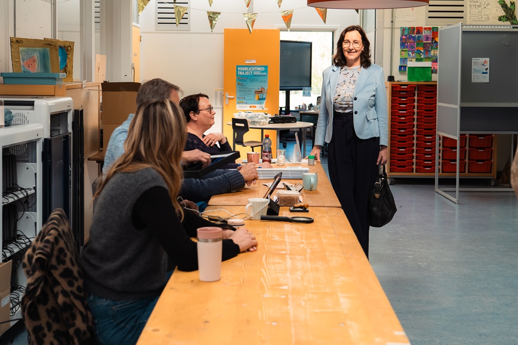Burgemeester Mieke Baltus bezoekt een stembureau