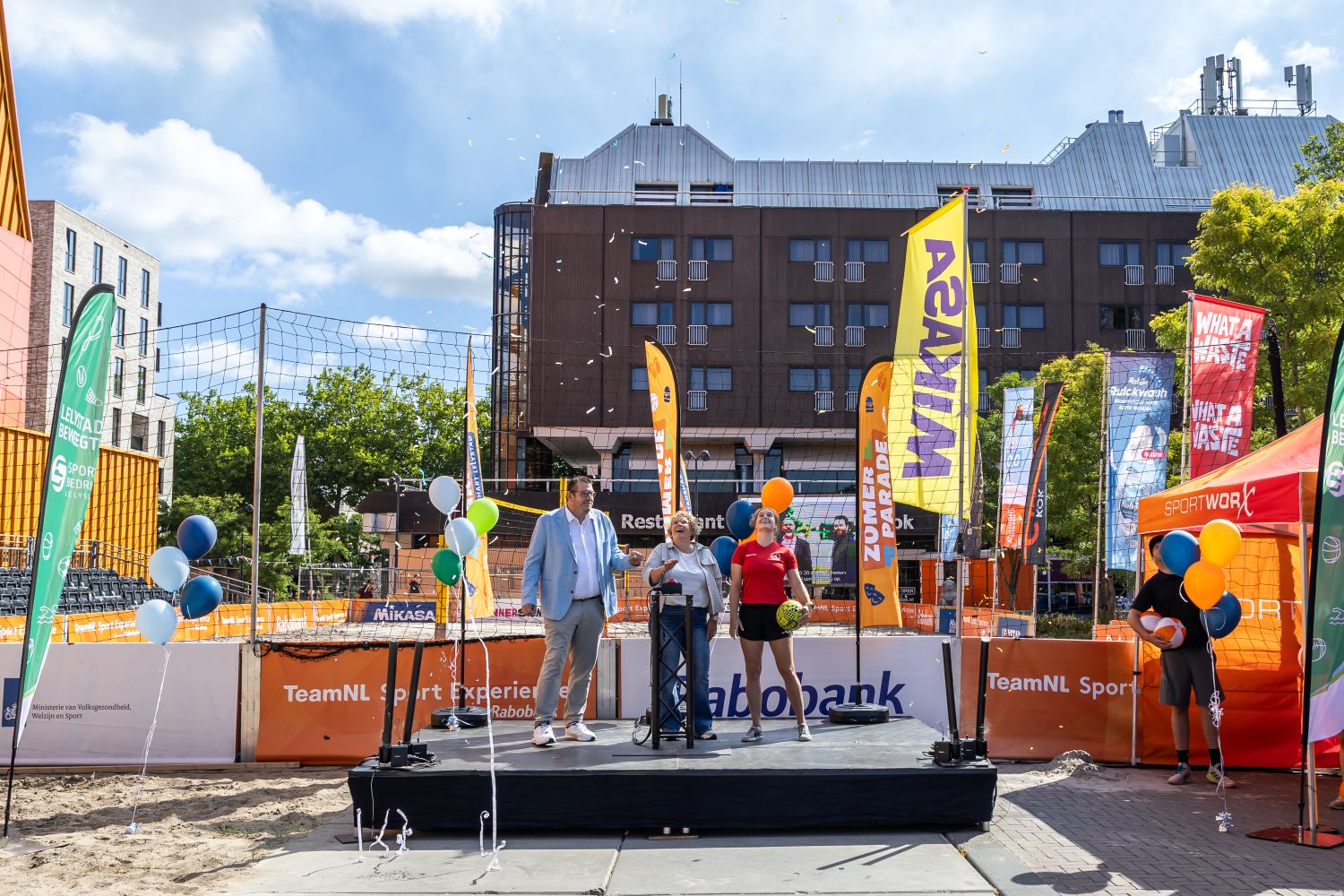 Wethouder Sanne de Wilde, Monica van Leussen van Rabobank het Nieuwe Land en Jasmijn Janssen, wereldkampioen Freestyle openen de Zomerparade. Foto: Patricia Pietersen