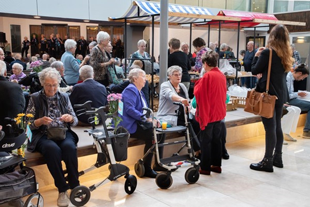 Ouderen komen samen tijdens de Dag van de Ouderen in het stadhuis in Lelystad