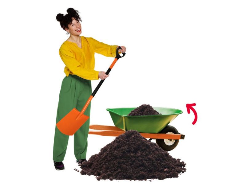 Vrouw schept compost