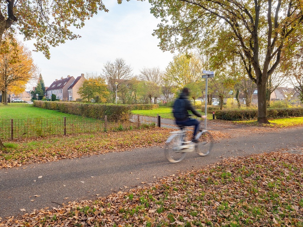 Fietser op een fietspad in de wijk