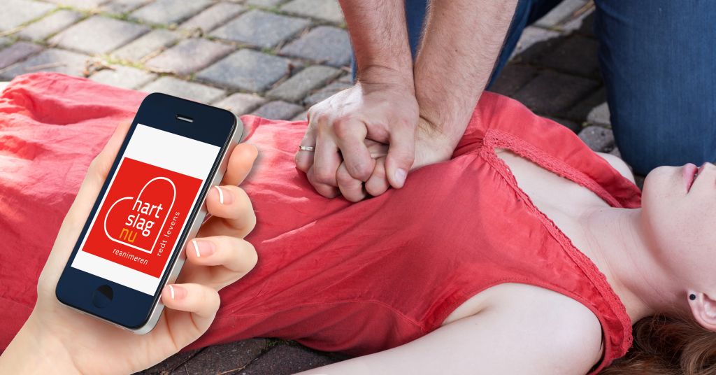 Man reanimeert vrouw op straat