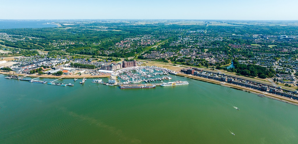 De kust van Lelystad vanuit de lucht gezien