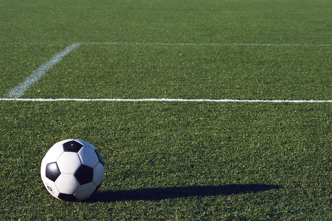 Een voetbal op het veld
