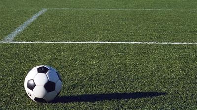 Een voetbal op het veld