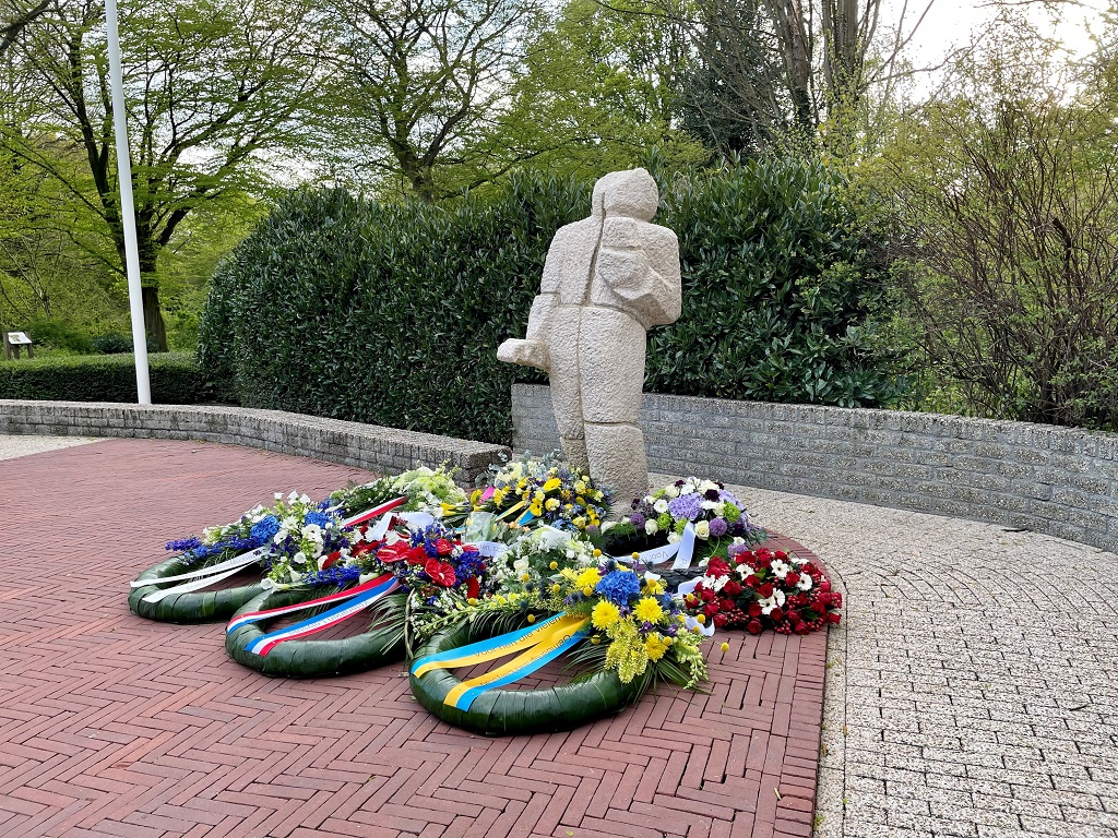 Kransen bij het herdenkingsmonument