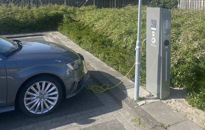 Auto aan een laadpaal