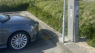 Auto aan een laadpaal