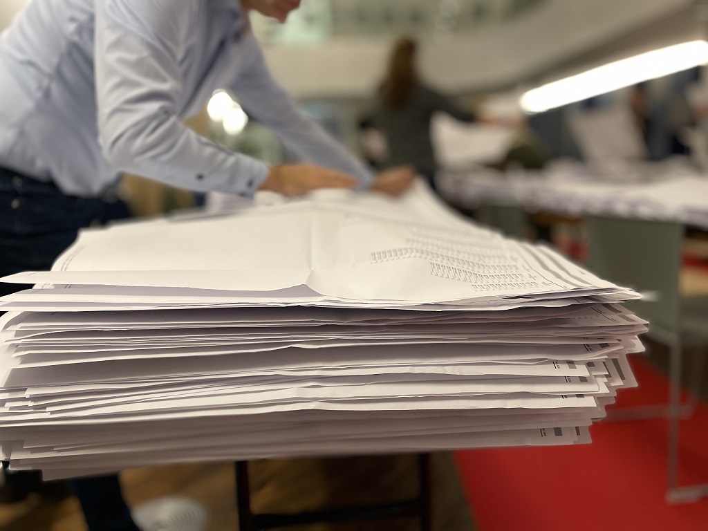 Tellers van stemmen met stapel stembiljetten